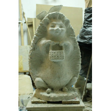 Скульптура из гипса «Ежик с корзинкой»